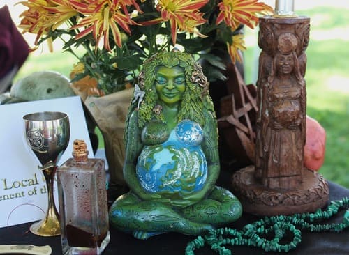 Pagan altar - decorating Wiccan Altars in your own personal way